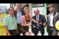 LH Pühringer übergibt e-Bike an glückliche Gewinnerin aus St. Leonhard bei Freistadt