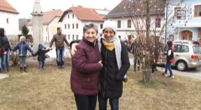 Osterstrauchschmücken mit den Asylwerbern in Schenkenfelden