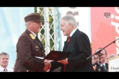 LH Dr. Josef Pühringer bedankt sich bei Landesfeuerwehrkommandant Dr. Kronsteiner für seinen Einsatz: 40 Jahre Feuerwehrmann