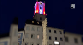 Der Kirchturm von Rohrbach-Berg originell beleuchtet