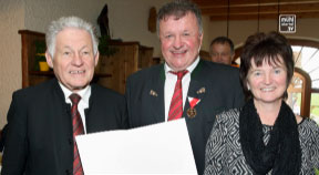 Pühringer überreichte Verdienstmedaille des Landes an Rudolf Schöfl, Regionaldirektor der RLB St. Georgen/Gusen